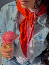 Afbeelding in Gallery-weergave laden, Triangle Scarf - Coral Pink
