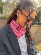 Afbeelding in Gallery-weergave laden, Triangle Scarf - Rose Bordeaux
