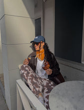 Afbeelding in Gallery-weergave laden, Triangle Scarf - Caramel Creme
