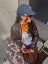 Afbeelding in Gallery-weergave laden, Triangle Scarf - Caramel Creme

