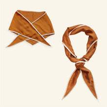 Afbeelding in Gallery-weergave laden, Triangle Scarf - Caramel Creme
