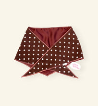 Afbeelding in Gallery-weergave laden, Triangle Scarf - Choco Dots
