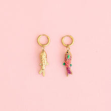 Afbeelding in Gallery-weergave laden, Tiny Fish oorbel - Gold
